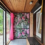 Сasa de vacaciones In Belgium With Lush Garden Retreat